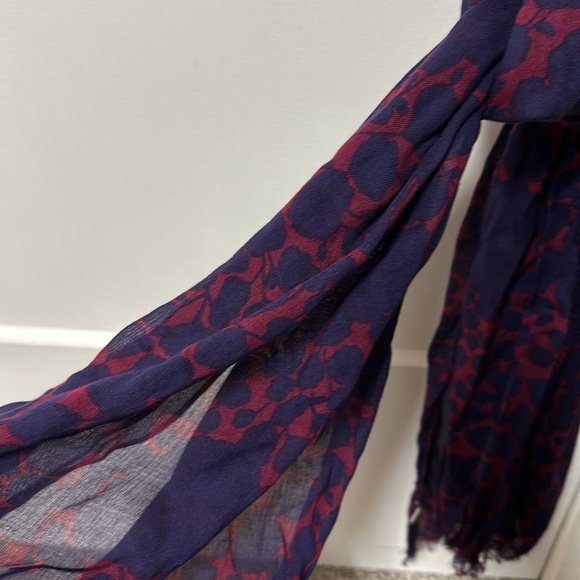 Scarf. Navy and burgundy floral print - Picture 2 of 3